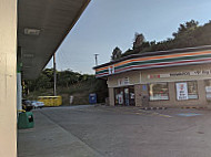 7-eleven outside