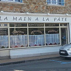 La Main A La Pate outside