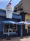 Nuccelli's Frozen Yogurt outside