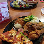 Shakey's Pizza Parlour food