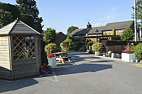 The Foresters Arms outside