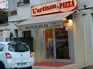 L'artisan-pizza outside