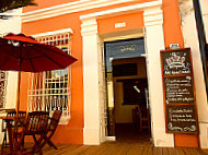 El Bistró inside