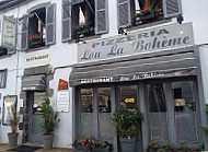 Lou La Bohême outside