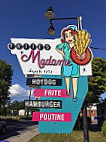 Frites Madame outside