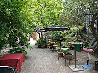 Le Jardin outside