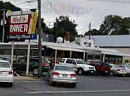 Mel's Diner outside