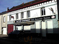 Au Cafe Gourmand outside