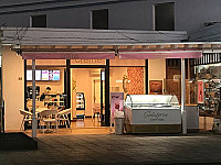 Creme Cafe inside