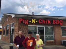 Pig-N-Chik food