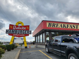 Deluxe Hamburgers outside