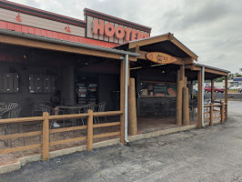 Hooters outside