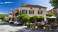 Hostellerie de Goujounac outside