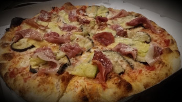 Tonton Pizza food