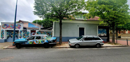 Le Clos Bar Restaurant outside