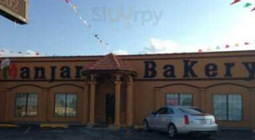 El Manjar Bakery outside