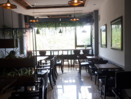 Tiệm Cafe Mùa Nhớ inside