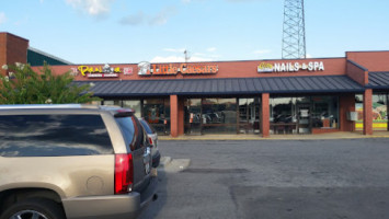 Little Caesars Pizza outside