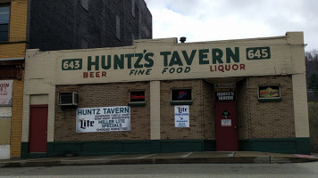 Huntz's Tavern inside