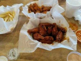 Woody's Wings N' Things food