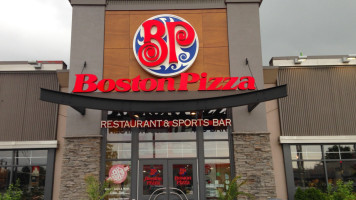 Boston Pizza outside