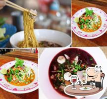 ร้านแม่สุภีก๋วยเตี๋ยว​ หมี่กะทิ​ ส้มตำ food