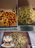 Pizzas Mauri's food