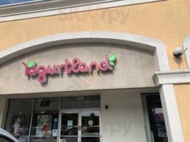 Yogurtland outside