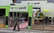 Le Yakapasta outside