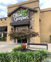 Olive Garden Italian outside