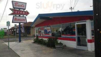 Bud's Giant Burgers outside