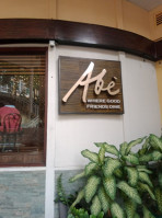 Abè outside