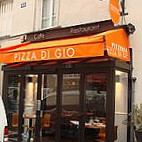 Pizza di Gio outside