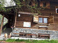 Rifugio Alpino L'ermitage outside