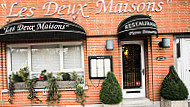 Les Deux Maisons outside