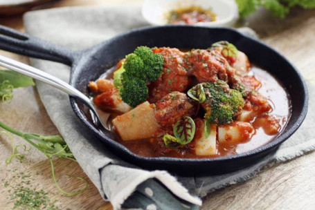 Hóng Jiǔ Fān Jiā Màn Dùn Niú Nǎn Fù Miàn Bāo Slow Cooked Fingers Beef Rib In Tomato And Red Wine With Bread