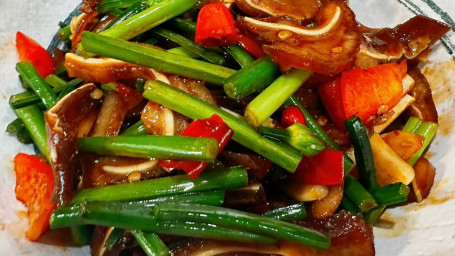 Stir-Fried Pork Ear With Leek Flower Jiǔ Huā Chǎo Zhū Ěr