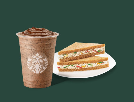 Wysoki Frappuccino Z Podwójnymi Kawałkami Czekolady Z Kanapką Z Sałatką Z Kurczaka.