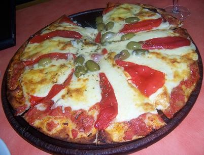 Pizza Con Jamón Y Morrones