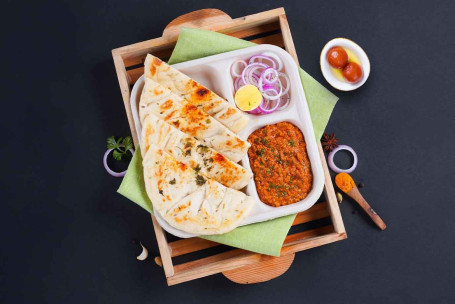 Kurczak Kheema, Kulcha Lunchbox Z Gulab Jamun (2 Szt.) Combo