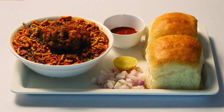 Kanda Bhaji Misal Paw