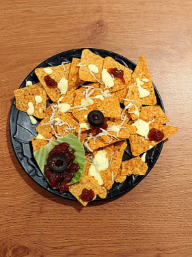 Classic Nachos With Sauce