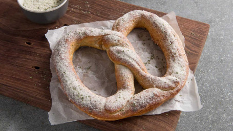 Pretzel Z Kwaśną Śmietaną I Cebulą