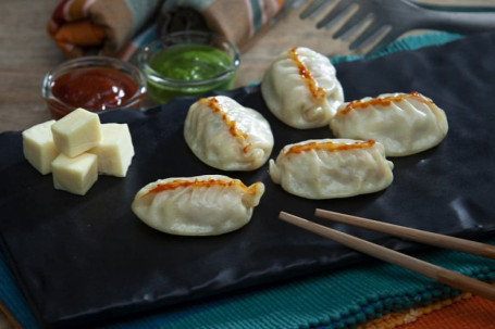 Chicken Schezwan Steamed Momos [6 Pieces]