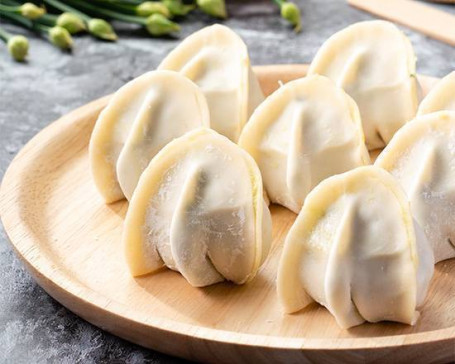 Jiǔ Cài Shēng Xiān Shuǐ Jiǎo Niegotowane Pierogi Ze Szczypiorkiem