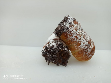 Puff Cannoli With Chocolate