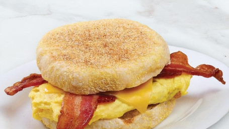 Angielska Muffinka Z Jajkiem I Bekonem Cheddar