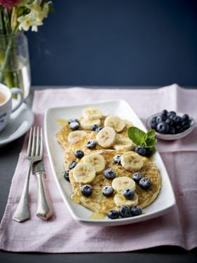 New Buttermilk Pancakes Banana, Blueberries Honey (Ang.).