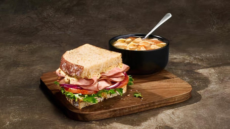 Deli Ham Sandwich Domowa Zupa Z Kurczakiem I Makaronem