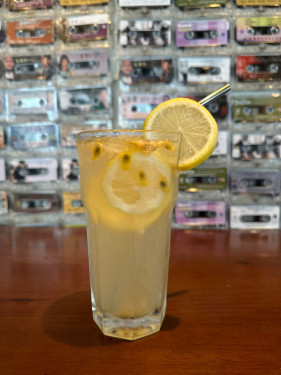 Passionfruit Lemonade Bǎi Xiāng Guǒ Níng Méng Shuǐ